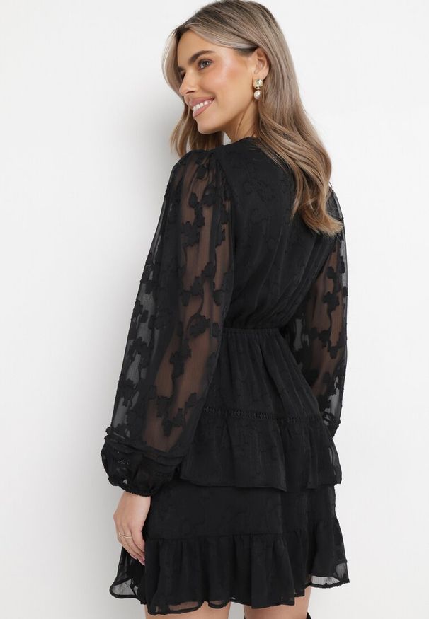 Born2be - Czarna Sukienka Boho z Gumką w Pasie i Błyszczącą Nitką Gavissa. Kolor: czarny. Styl: boho