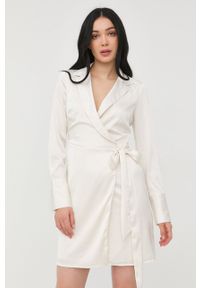 Guess sukienka kolor biały mini rozkloszowana. Kolor: biały. Materiał: tkanina. Typ sukienki: rozkloszowane. Długość: mini