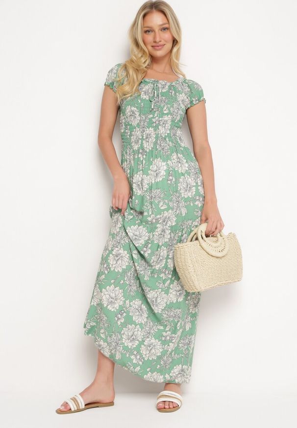 Born2be - Zielona Sukienka z Wiskozy Typu Hiszpanka z Marszczonym Dekoltem Yelbia. Typ kołnierza: dekolt hiszpanka. Kolor: zielony. Materiał: wiskoza. Wzór: kwiaty