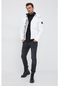 Calvin Klein Jeans Sweter męski kolor czarny z golfem. Okazja: na co dzień. Typ kołnierza: golf. Kolor: czarny. Długość rękawa: długi rękaw. Długość: długie. Wzór: aplikacja. Styl: casual #4