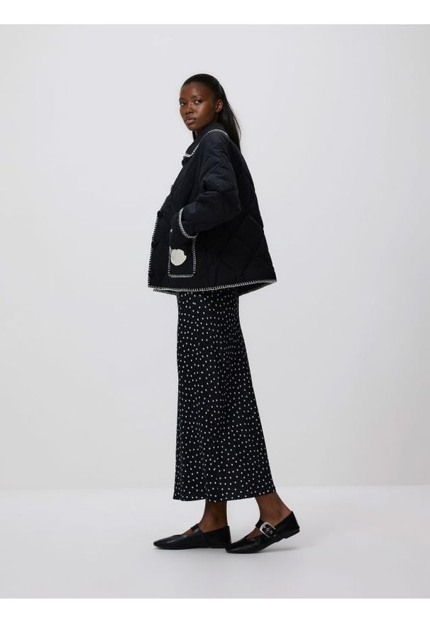 Reserved - Spódnica z wiskozy - czarny. Kolor: czarny. Materiał: wiskoza. Wzór: gładki