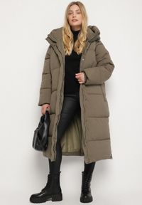 Born2be - Ciemnozielona Pikowana Kurtka Zimowa z Kapturem i Bocznymi Suwakami Falossea. Okazja: na co dzień. Typ kołnierza: kaptur. Kolekcja: plus size. Kolor: zielony. Materiał: jeans, poliester, dzianina. Sezon: zima. Styl: klasyczny, casual