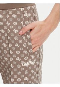 Guess Spodnie dresowe V5YB20 KB212 Brązowy Regular Fit. Kolor: brązowy. Materiał: syntetyk