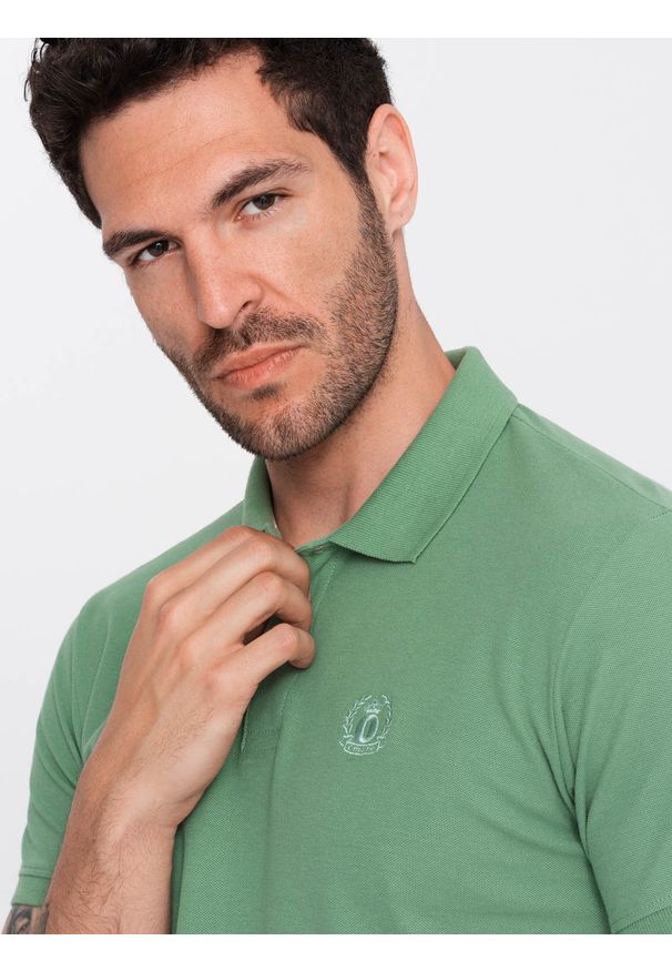 Ombre Clothing - Męska jednokolorowa koszulka polo BASIC z dzianiny pique - zielona V11. Okazja: na co dzień. Typ kołnierza: polo. Kolor: zielony. Materiał: dzianina. Wzór: haft, aplikacja, jednolity. Styl: sportowy, wizytowy, casual