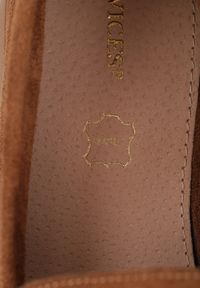 Renee - Jasnobrązowe Mokasyny VICES Casualowe ze Skórzaną Wkładką i Metalowymi Ozdobami Dinsmore. Okazja: na co dzień. Nosek buta: okrągły. Kolor: brązowy. Materiał: skóra. Wzór: aplikacja. Obcas: na obcasie. Styl: casual. Wysokość obcasa: niski #3