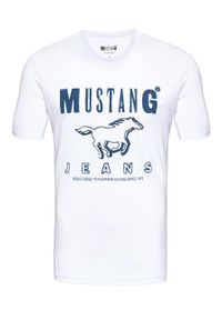 Mustang - MUSTANG T SHIRT BASIC PRINT TEE GENERAL WHITE 1008372 2045. Typ kołnierza: kaptur. Materiał: bawełna, jeans, skóra, dzianina. Długość rękawa: krótki rękaw. Długość: krótkie. Wzór: nadruk. Sezon: jesień, lato, zima. Styl: sportowy, klasyczny