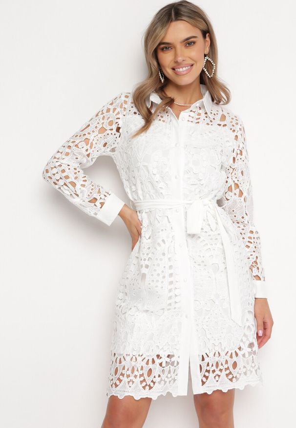 Born2be - Biała Ażurowa Sukienka Koszulowa Mini z Wiązanym Paskiem Jolira. Kolor: biały. Materiał: tkanina, materiał. Wzór: ażurowy. Typ sukienki: koszulowe. Długość: mini