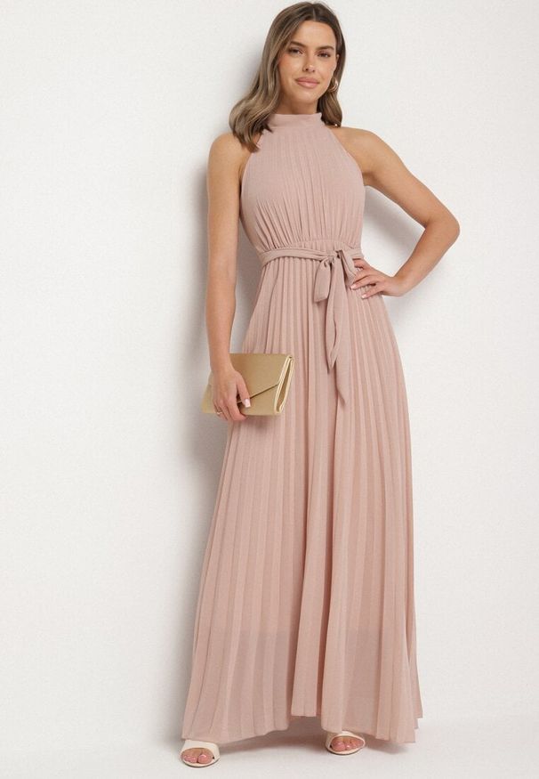 Born2be - Ciemnoróżowa Plisowana Sukienka Maxi z Gumką w Pasie i Rozkloszowanym Dołem Tehe. Kolor: różowy. Materiał: tkanina, materiał. Długość: maxi