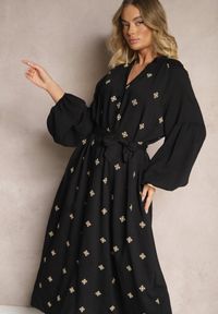 Renee - Czarna Sukienka z Wiskozy Oversize Ozdobiona Haftem Venalari. Okazja: na co dzień, na spacer. Kolor: czarny. Materiał: wiskoza. Wzór: aplikacja, haft. Sezon: lato, wiosna. Typ sukienki: oversize. Styl: klasyczny, elegancki, casual #5