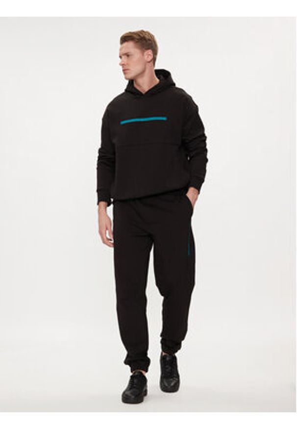 Calvin Klein Spodnie dresowe Color Embossed Logo K10K112688 Czarny Regular Fit. Kolor: czarny. Materiał: bawełna