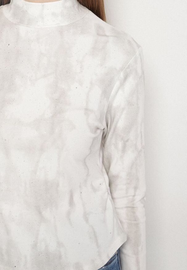 Born2be - Biała Bluzka z Długim Rękawem i Stójką Marszczona w Talii Ralendia. Okazja: na co dzień. Typ kołnierza: kołnierzyk stójkowy. Kolor: biały. Materiał: jeans. Długość rękawa: długi rękaw. Długość: długie. Styl: casual, elegancki, klasyczny