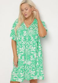 Born2be - Zielona Pudełkowa Sukienka z Wiskozy w Kwiaty z Guzikami Liramiree. Okazja: na spacer, na imprezę, na co dzień. Kolor: zielony. Materiał: wiskoza. Wzór: kwiaty. Typ sukienki: proste. Styl: klasyczny, casual, elegancki #4