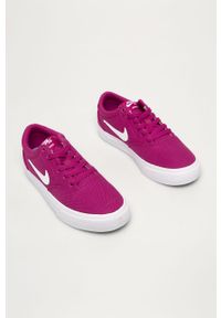 Nike Sportswear - Buty WMNS SB Charge CNVS. Nosek buta: okrągły. Zapięcie: sznurówki. Kolor: różowy. Materiał: syntetyk, materiał, guma. Szerokość cholewki: normalna. Obcas: na obcasie. Wysokość obcasa: średni #4