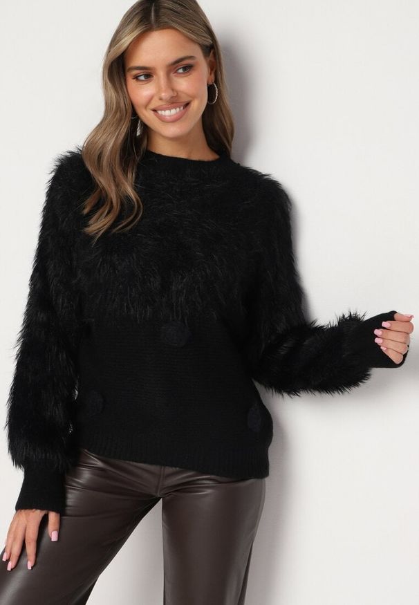 Born2be - Czarny Sweter z Puszystymi Piórkami i Kwiatkami Arrgelia. Okazja: na randkę. Kolekcja: plus size. Kolor: czarny. Materiał: jeans. Długość rękawa: długi rękaw. Długość: długie. Wzór: kwiaty