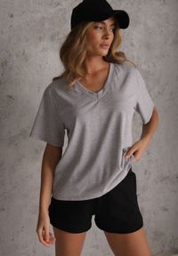 Renee - Szary T-shirt Bawełniany z Dekoltem w V Adozixie. Okazja: na co dzień. Kolor: szary. Materiał: bawełna. Styl: street, casual #1