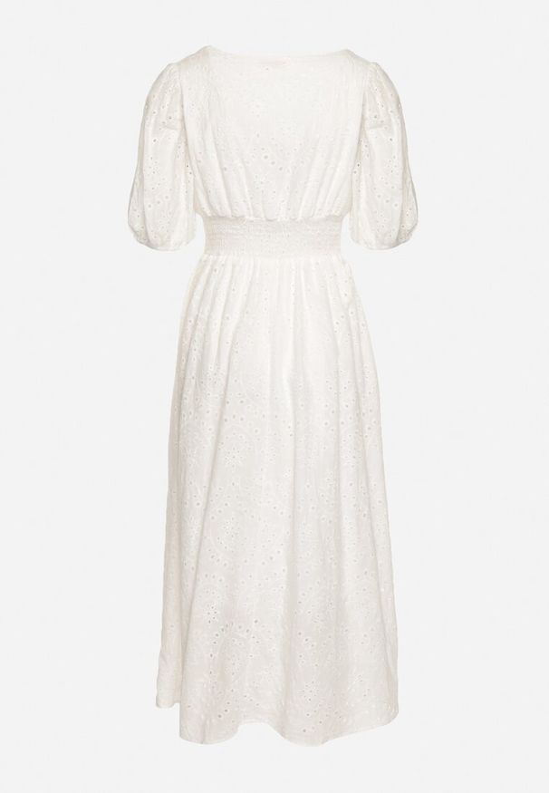 Born2be - Biała Bawełniana Sukienka z Haftowanej Tkaniny z Gumkami w Pasie Folvira. Okazja: na co dzień. Kolor: biały. Materiał: tkanina, bawełna. Długość rękawa: krótki rękaw. Wzór: haft. Typ sukienki: proste. Styl: casual, klasyczny. Długość: midi