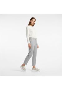 Sneakersy damskie Maciejka, cholewka ze skóry naturalnej z nadrukowanym wzorem klasyczne sznurowanie metalowa ozdoba przy języku zaokrąglony nosek ma. Zapięcie: sznurówki. Kolor: biały. Materiał: skóra. Szerokość cholewki: normalna. Wzór: aplikacja. Styl: klasyczny #7