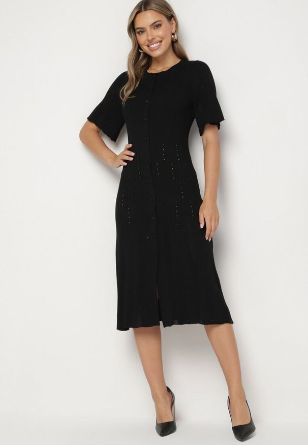 Born2be - Czarna Sukienka Trapezowa z Wiskozą Zapinana na Guziki Zetiella. Okazja: na co dzień. Kolor: czarny. Materiał: wiskoza. Długość rękawa: krótki rękaw. Typ sukienki: trapezowe. Styl: casual