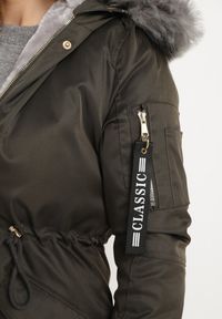 Born2be - Zielono-Szara Kurtka Parka z Futerkowym Odpinanym Zdobieniem przy Kapturze Inellae. Okazja: na co dzień. Kolor: zielony. Materiał: dzianina, jeans, futro. Wzór: aplikacja. Styl: klasyczny, casual, elegancki #3