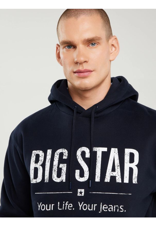 Big-Star - Bluza męska z kapturem z logo BIG STAR granatowa Ashlyno 403. Typ kołnierza: kaptur. Kolor: niebieski. Materiał: dzianina. Wzór: nadruk, aplikacja