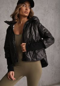 Renee - Czarna Pikowana Kurtka z Kapturem z Materiałem na Rękawach Grigoria. Okazja: na co dzień. Typ kołnierza: kaptur. Kolor: czarny. Materiał: materiał. Długość rękawa: długi rękaw. Styl: casual, elegancki #6