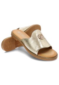 Złote Klapki Filippo Wygodne Buty Damskie. Kolor: złoty. Materiał: skóra ekologiczna. Sezon: lato #7