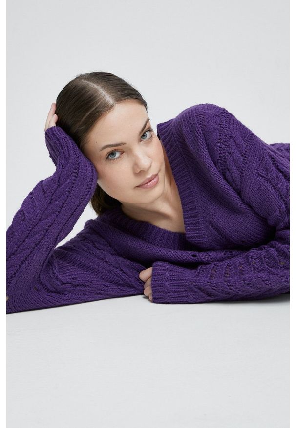 medicine - Medicine sweter damski kolor fioletowy. Kolor: fioletowy. Materiał: dzianina. Długość rękawa: długi rękaw. Długość: długie. Wzór: gładki, ze splotem