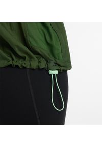 Kurtka damska New Balance WO53206GAS – zielona. Okazja: na spacer. Kolor: zielony. Materiał: tkanina, nylon, materiał. Sezon: zima, wiosna, jesień, lato #6