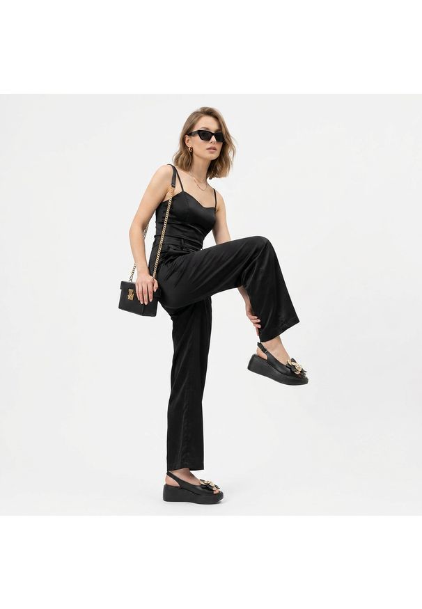 Sandały damskie Filippo, cholewka ze skóry naturalnej zapinane na sprzączkę, czarne, DS7578/26. Okazja: na co dzień. Zapięcie: sprzączka. Kolor: czarny. Materiał: skóra. Wzór: aplikacja, kwiaty. Obcas: na koturnie. Styl: elegancki, klasyczny, casual