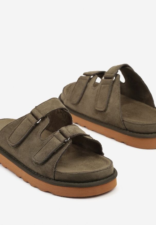 Born2be - Ciemnozielone Klapki na Grubej Podeszwie z Dwoma Paskami Falgis. Kolor: zielony. Materiał: jeans. Sezon: lato. Obcas: na obcasie. Wysokość obcasa: niski