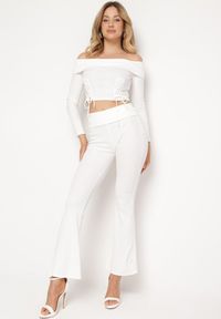 Born2be - Biały Bawełniany Komplet Casual z Dzwonami i Bluzką Hiszpanką z Rzemykami Ordina. Kolor: biały. Materiał: bawełna. Wzór: aplikacja, kolorowy