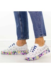 Białe ażurowe skórzane półbuty damskie S.Barski 5972. Okazja: na spacer, na co dzień. Nosek buta: okrągły. Zapięcie: sznurówki. Kolor: biały. Szerokość cholewki: normalna. Wzór: ażurowy. Materiał: skóra. Sezon: wiosna, lato. Styl: casual, klasyczny #1