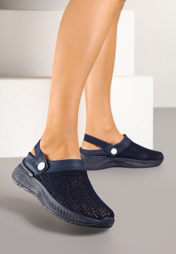 Born2be - Granatowe Klapki z Ażurową Cholewką i Paskiem Podtrzymującym Piętę Fenrisa. Okazja: na co dzień, na spacer. Kolor: niebieski. Materiał: jeans. Wzór: ażurowy. Sezon: lato. Styl: klasyczny, casual