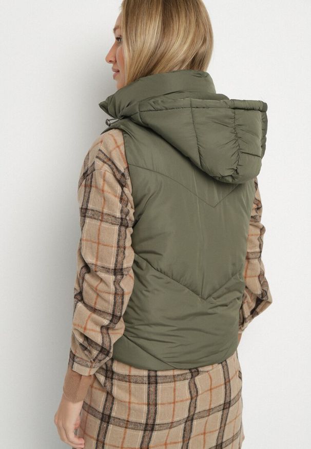 Born2be - Ciemnozielona Klasyczna Kamizelka z Pikowanymi Przeszyciami i Kapturem Ollera. Okazja: na co dzień. Typ kołnierza: kaptur. Kolor: zielony. Materiał: jeans. Styl: klasyczny