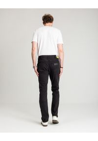 Wrangler - MESKIE SPODNIE WRANGLER GREENSBORO BLACK RINSE 112362309. Okazja: na co dzień. Sezon: lato. Styl: casual, klasyczny #8