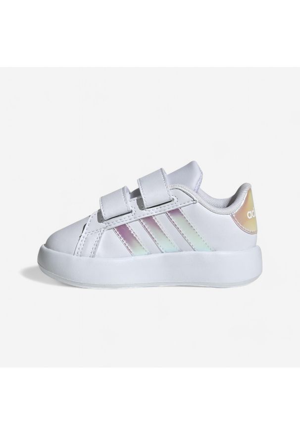 Adidas - Buty dla dzieci ADIDAS Grand Court. Okazja: na uczelnię. Zapięcie: rzepy. Materiał: skóra. Szerokość cholewki: normalna. Wzór: paski. Sport: turystyka piesza