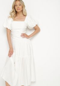 Born2be - Biała Sukienka Rozkloszowana z Wiskozy z Kwadratowym Dekoltem i Drapowaniem Napessia. Okazja: na co dzień. Typ kołnierza: dekolt kwadratowy. Kolor: biały. Materiał: wiskoza. Styl: elegancki, casual, klasyczny #2