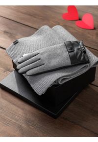 Ombre Clothing - Zestaw prezentowy dla niego w kolorze szarym – dzianinowy szalik + rękawiczki w jodełkę –. Kolor: szary. Materiał: dzianina. Wzór: jodełka. Styl: klasyczny