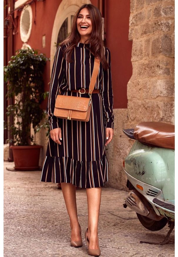 Sukienki.shop - Sukienka boho w paski z falbaną na dole i paskiem brązowa wiskoza. Okazja: do pracy, na co dzień. Kolor: brązowy. Materiał: wiskoza. Wzór: paski. Styl: boho