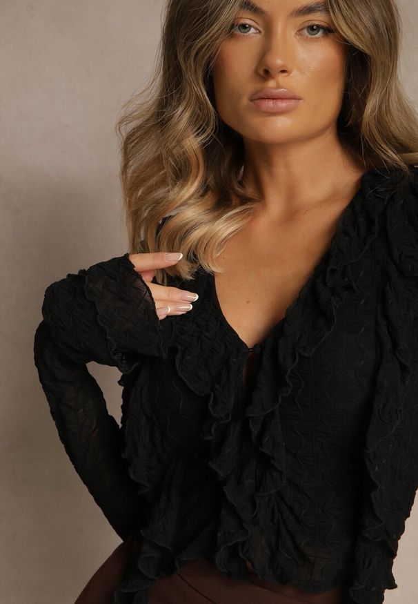 Renee - Czarna Bluzka VICES z Tłoczonej Siateczki Zdobiona Falbankami Nivite. Okazja: na randkę. Typ kołnierza: kołnierz z falbankami. Kolor: czarny. Materiał: skóra, jeans. Wzór: aplikacja