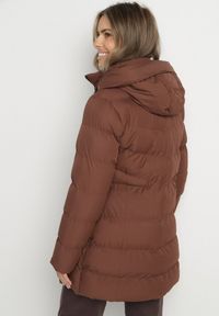 Born2be - Brązowa Długa Pikowana Kurtka z Kapturem i Dwustronnym Suwakiem Naorinae. Okazja: na co dzień, do pracy. Typ kołnierza: kaptur. Kolor: brązowy. Materiał: jeans. Długość rękawa: długi rękaw. Długość: długie. Sezon: zima. Styl: casual, elegancki #3