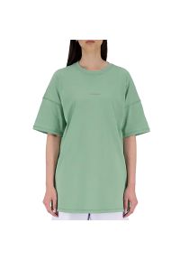 Koszulka New Balance WT23556SAE - zielona. Kolor: zielony. Materiał: bawełna. Długość rękawa: krótki rękaw. Długość: krótkie