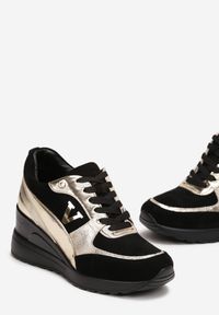 Born2be - Czarno-Złote Sznurowane Sneakersy na Koturnie z Metalicznymi Wstawkami Pionamera. Wysokość cholewki: przed kostkę. Kolor: czarny. Szerokość cholewki: normalna. Obcas: na koturnie #5