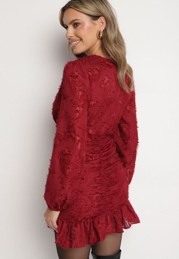 Born2be - Bordowa Kopertowa Sukienka Koronkowa z Bufiastymi Rękawami Falbankami i Marszczeniem Demeriana. Typ kołnierza: kołnierz z falbankami. Kolor: czerwony. Materiał: koronka. Długość rękawa: krótki rękaw. Typ sukienki: kopertowe