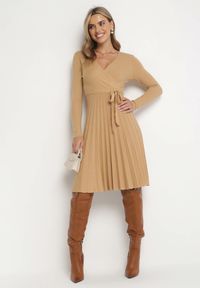 Born2be - Ciemnobeżowa Sukienka Dzianinowa z Wiązaniem i Plisowanym Dołem Cilladia. Kolor: beżowy. Materiał: dzianina. Długość rękawa: długi rękaw. Wzór: gładki. Typ sukienki: kopertowe. Styl: elegancki. Długość: midi #3