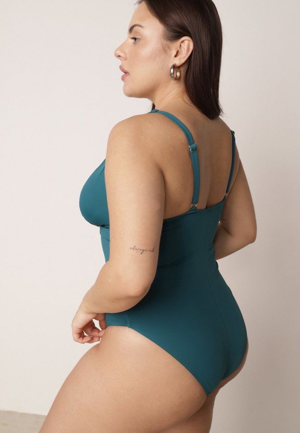 Born2be - Ciemnozielony Elegancki Strój Kąpielowy Jednoczęściowy z Metaliczną Aplikacją Vilinaith. Kolekcja: plus size. Kolor: zielony. Wzór: aplikacja