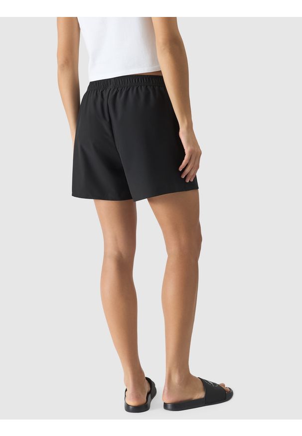 4f - 4F Spodenki plażowe damskie - czarne S. Okazja: na plażę. Kolor: czarny. Materiał: materiał, syntetyk, włókno, guma, elastan. Sezon: lato. Styl: casual, wakacyjny