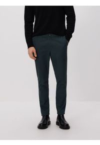 Reserved - Spodnie jogger slim - granatowy. Kolor: niebieski. Materiał: tkanina, bawełna #1