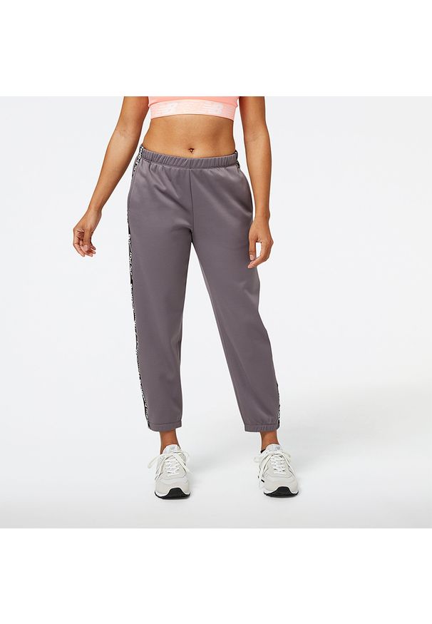 Spodnie damskie New Balance WP13176ZNC – szare. Kolor: szary. Materiał: dresówka, poliester, skóra, tkanina