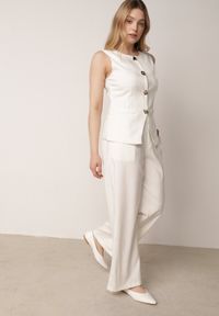 Born2be - Biały Komplet Garniturowy z Bawełną Kamizelka i Szerokie Spodnie Sererissa. Kolor: biały. Materiał: bawełna #5